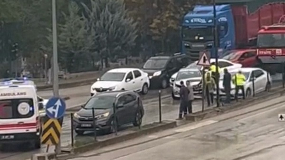 Bursa’da otomobil, cipe çarptı: 2 yaralı