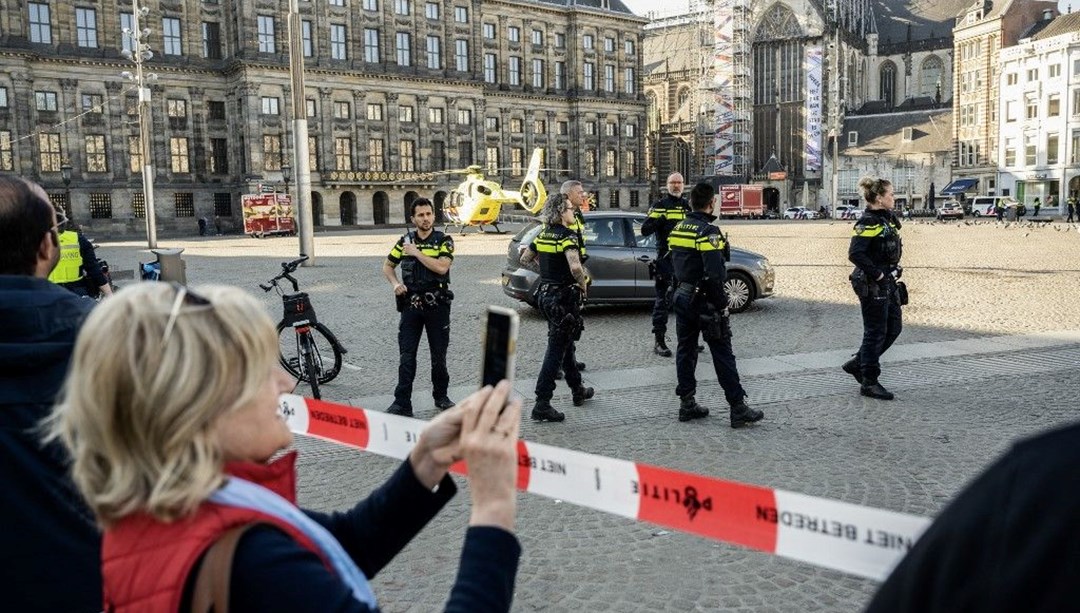 Amsterdam’da bıçaklı saldırı: 3’ü ağır 5 yaralı | Dam Meydanı kapatıldı