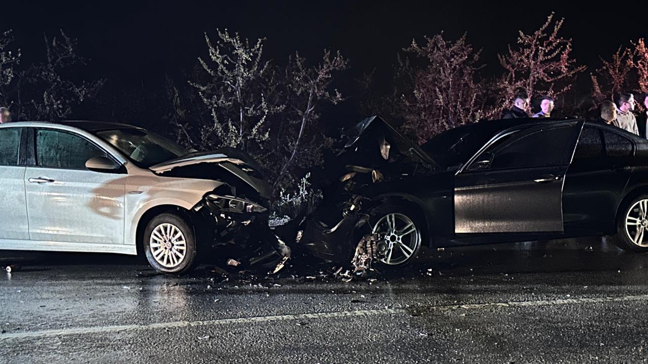 Bursa’da iki otomobil kafa kafaya çarpıştı: 5 yaralı